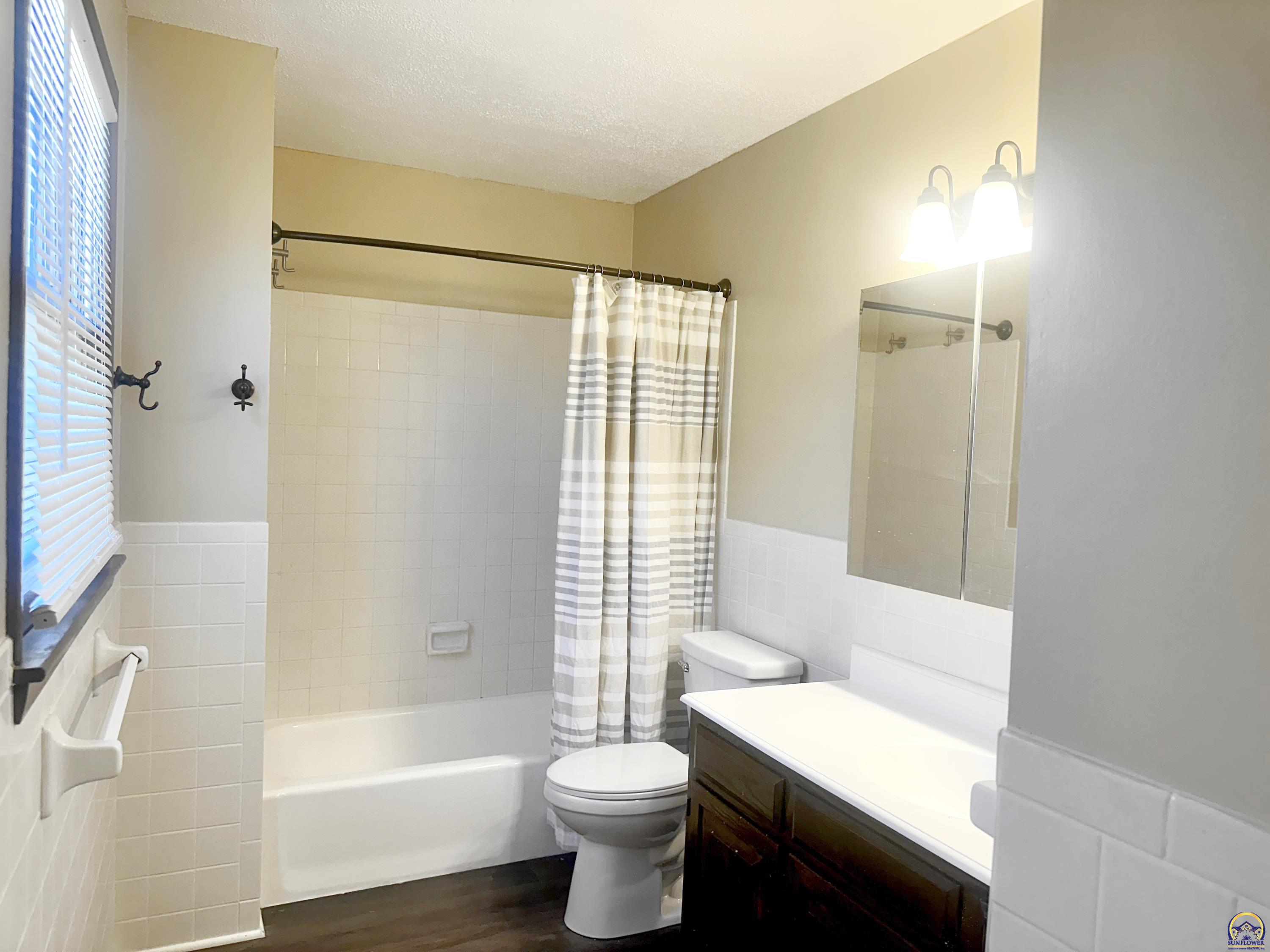 Auburn, Kansas 66402, United States, 5 Bedrooms Bedrooms, ,3 BathroomsBathrooms,Residential,Pending,156926