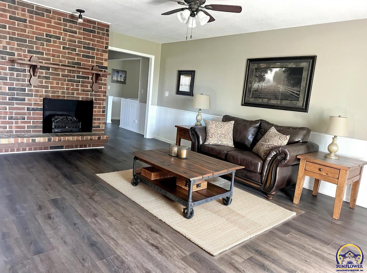 Auburn, Kansas 66402, United States, 5 Bedrooms Bedrooms, ,3 BathroomsBathrooms,Residential,Pending,156926