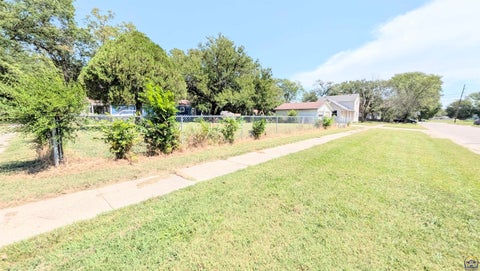 Tiny photo for 618 E 2nd Ave, Emporia, KS 66801 (MLS # 246332)
