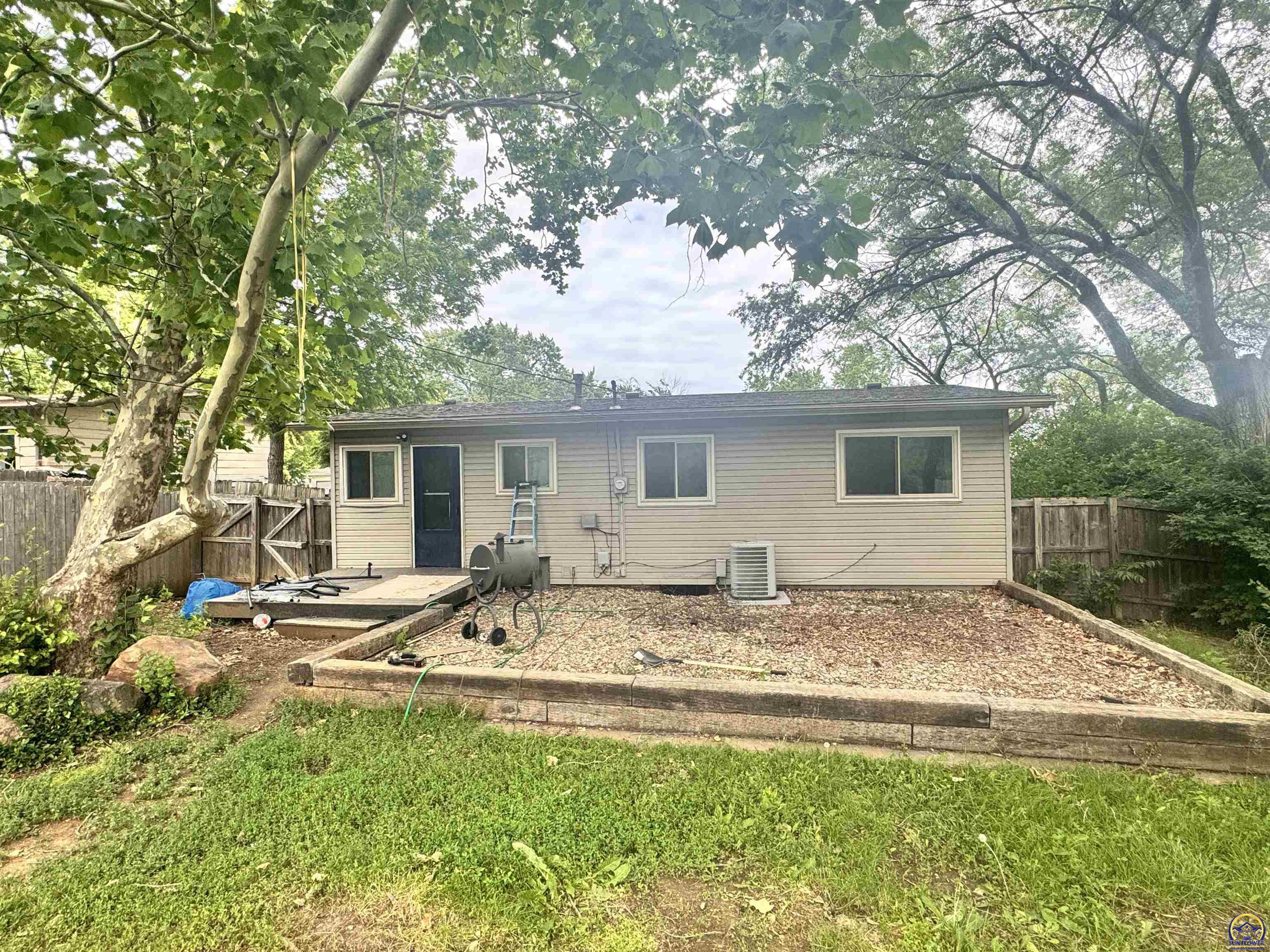 Topeka, Kansas 66604, United States, 3 Bedrooms Bedrooms, ,2 BathroomsBathrooms,Residential,Pending,137372