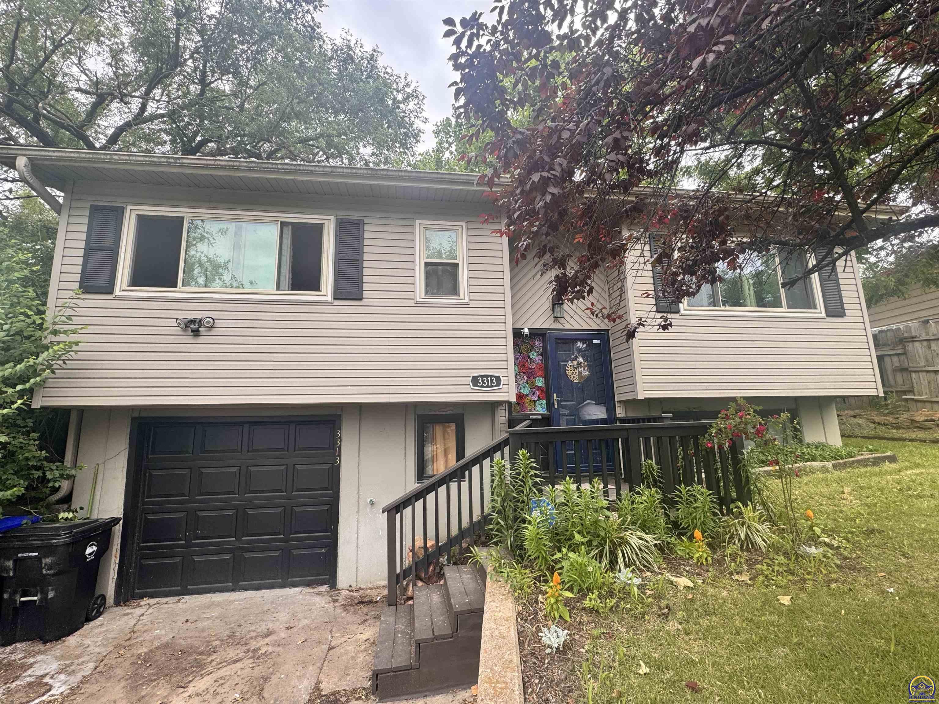 Topeka, Kansas 66604, United States, 3 Bedrooms Bedrooms, ,2 BathroomsBathrooms,Residential,Pending,137372