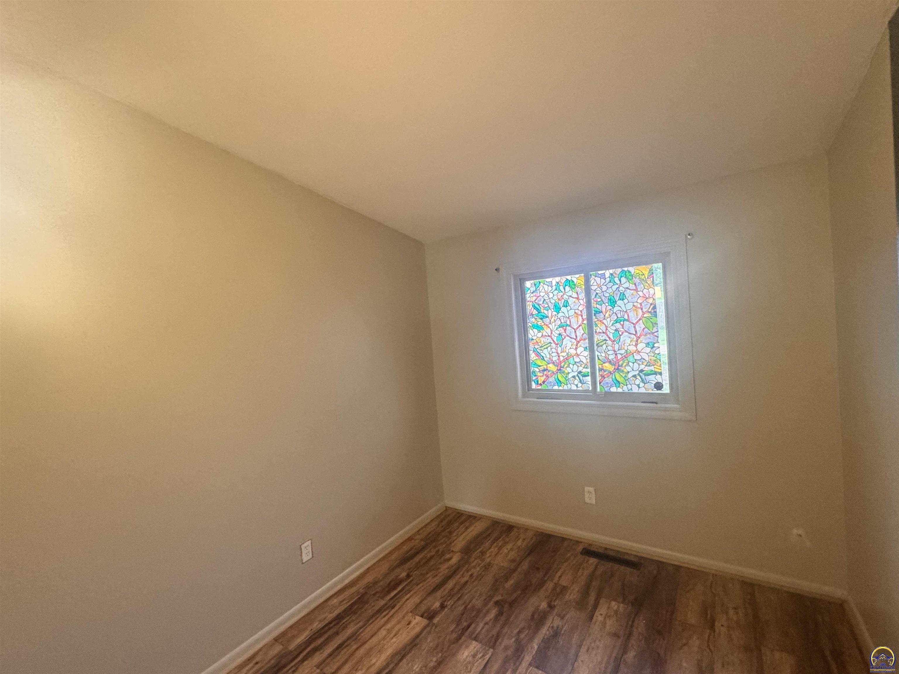 Topeka, Kansas 66604, United States, 3 Bedrooms Bedrooms, ,2 BathroomsBathrooms,Residential,Pending,137372