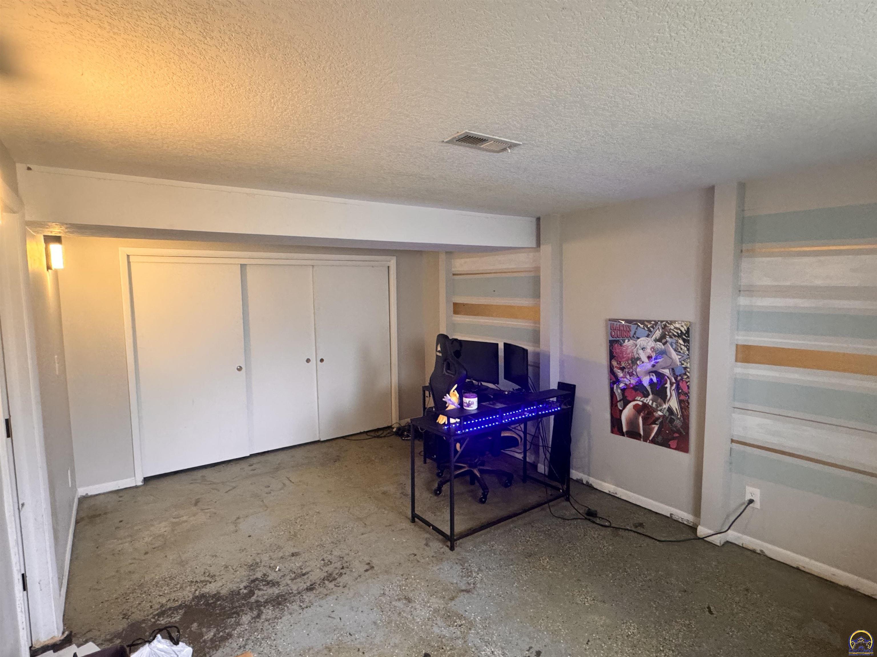 Topeka, Kansas 66604, United States, 3 Bedrooms Bedrooms, ,2 BathroomsBathrooms,Residential,Pending,137372