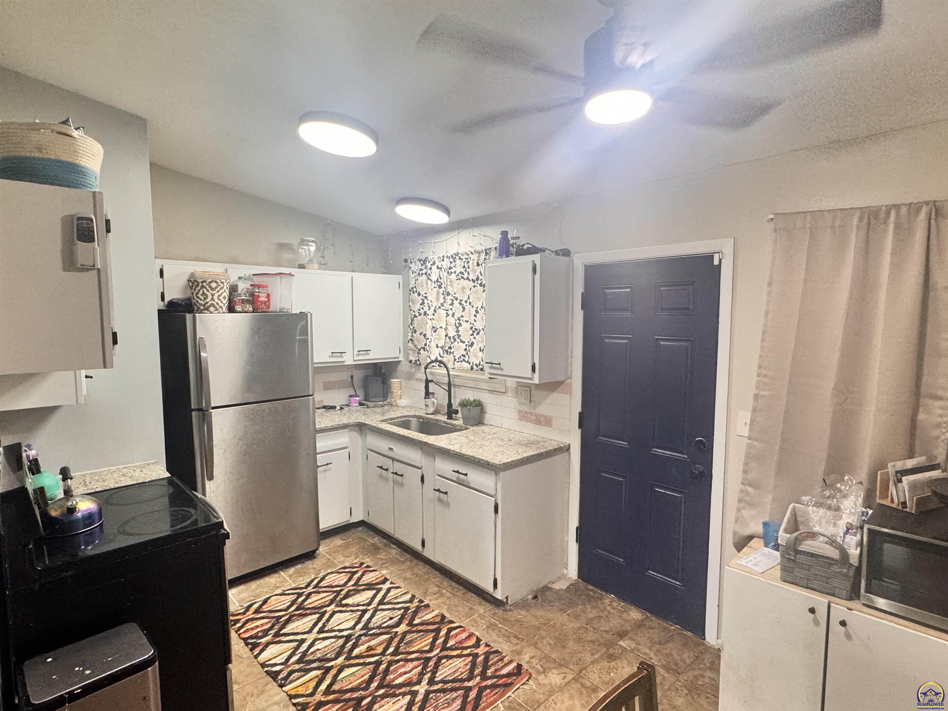 Topeka, Kansas 66604, United States, 3 Bedrooms Bedrooms, ,2 BathroomsBathrooms,Residential,Pending,137372