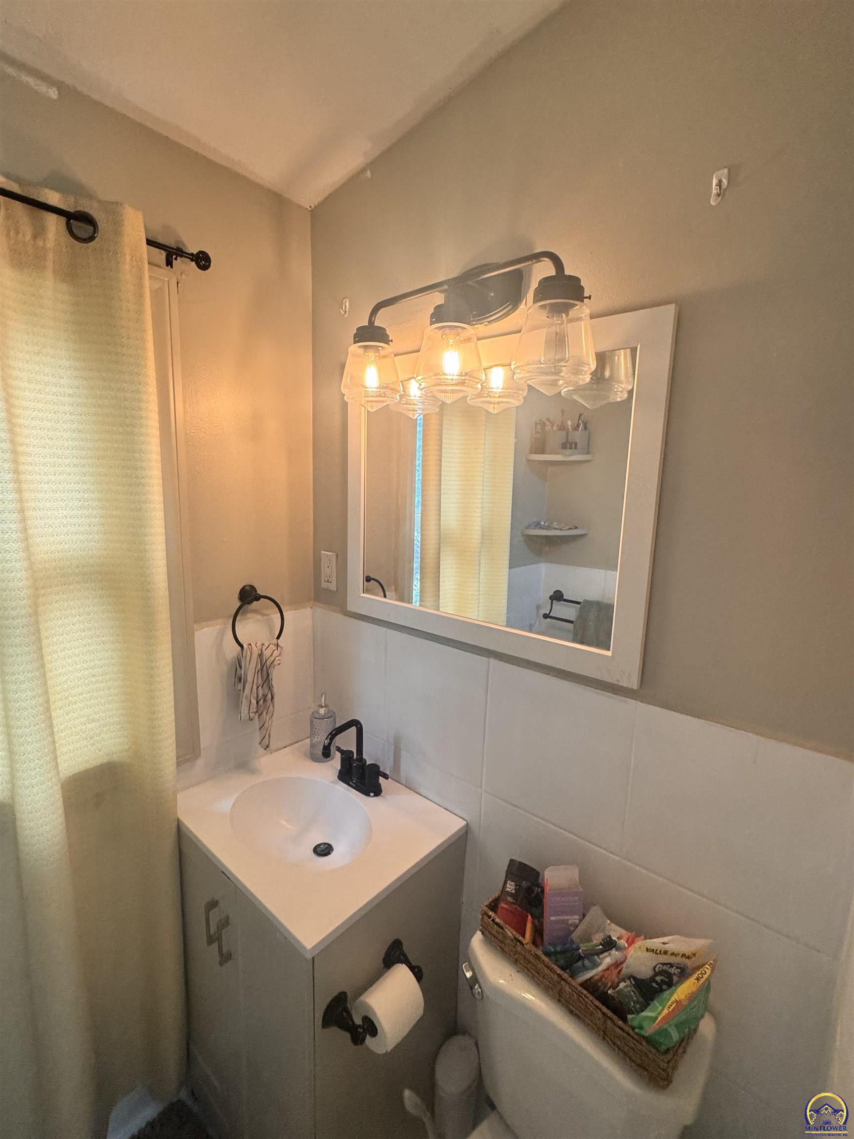 Topeka, Kansas 66604, United States, 3 Bedrooms Bedrooms, ,2 BathroomsBathrooms,Residential,Pending,137372