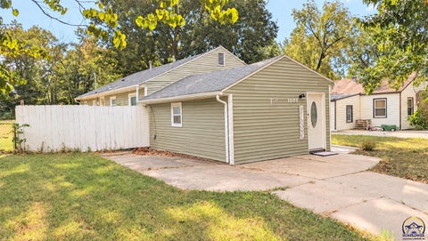 Photo of 1006 Woodland St, Emporia, KS 66801 (MLS # 246502)