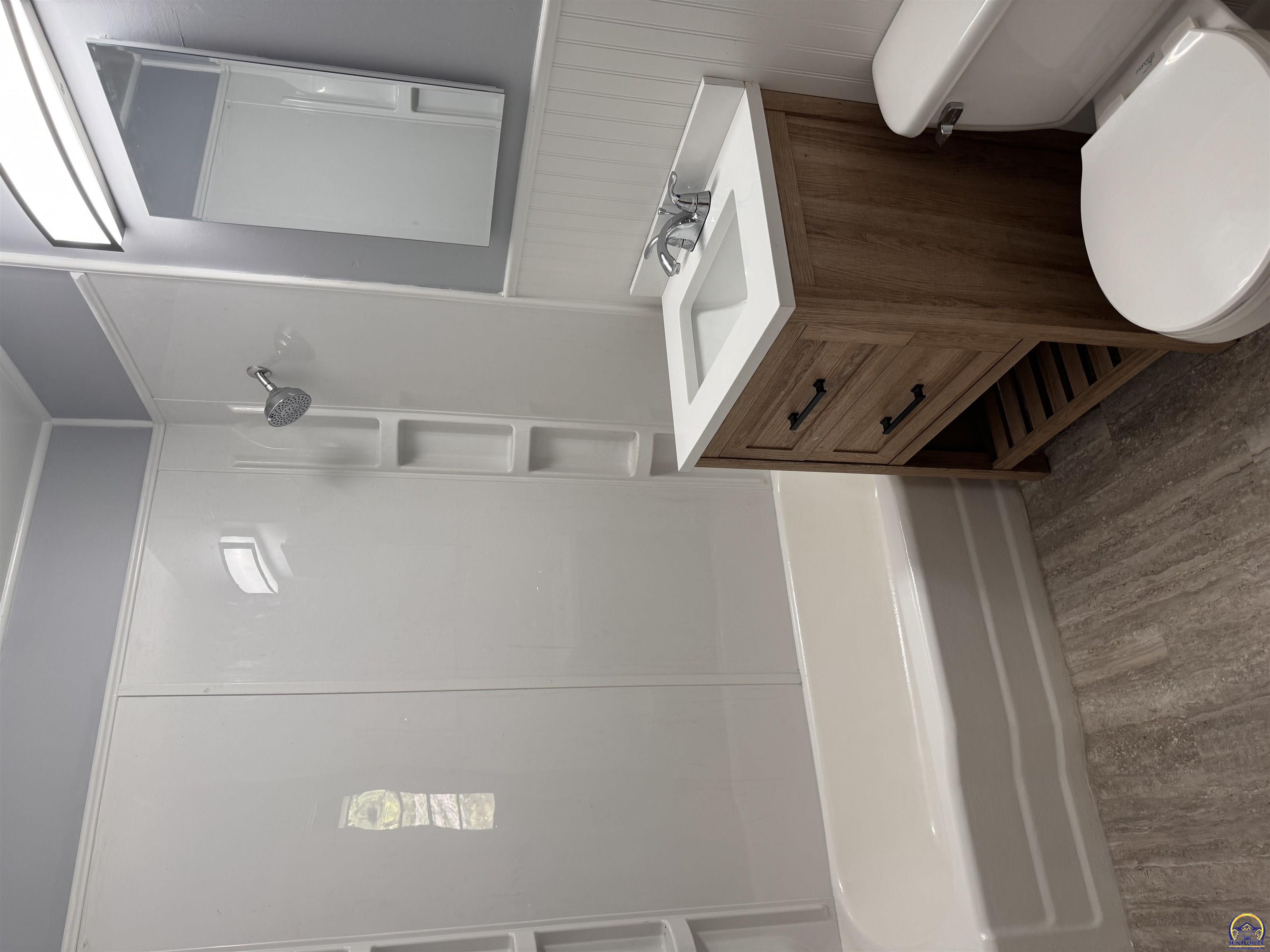 Topeka, Kansas 66605, United States, 3 Bedrooms Bedrooms, ,2 BathroomsBathrooms,Residential,Pending,56759