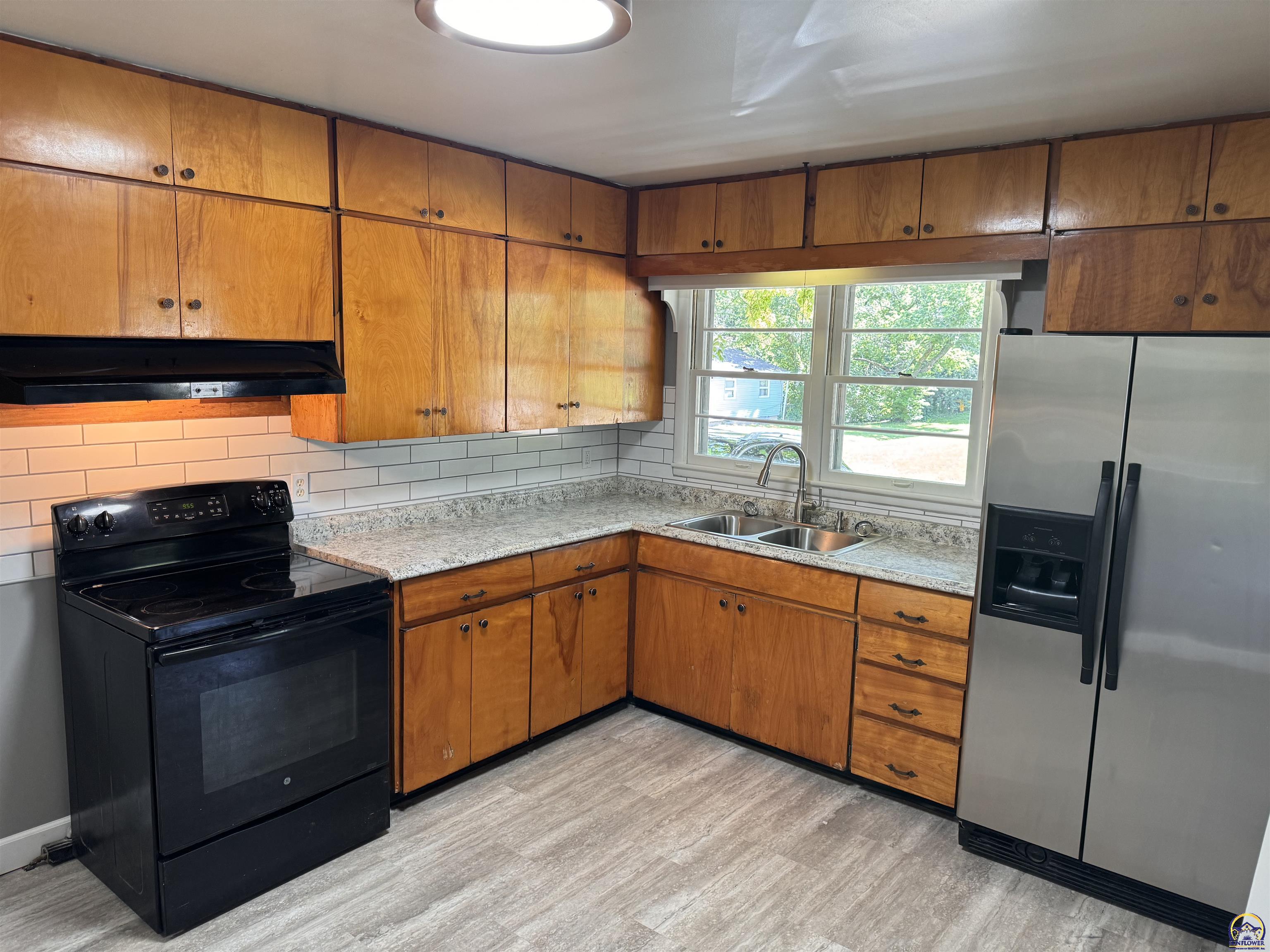 Topeka, Kansas 66605, United States, 3 Bedrooms Bedrooms, ,2 BathroomsBathrooms,Residential,Pending,56759