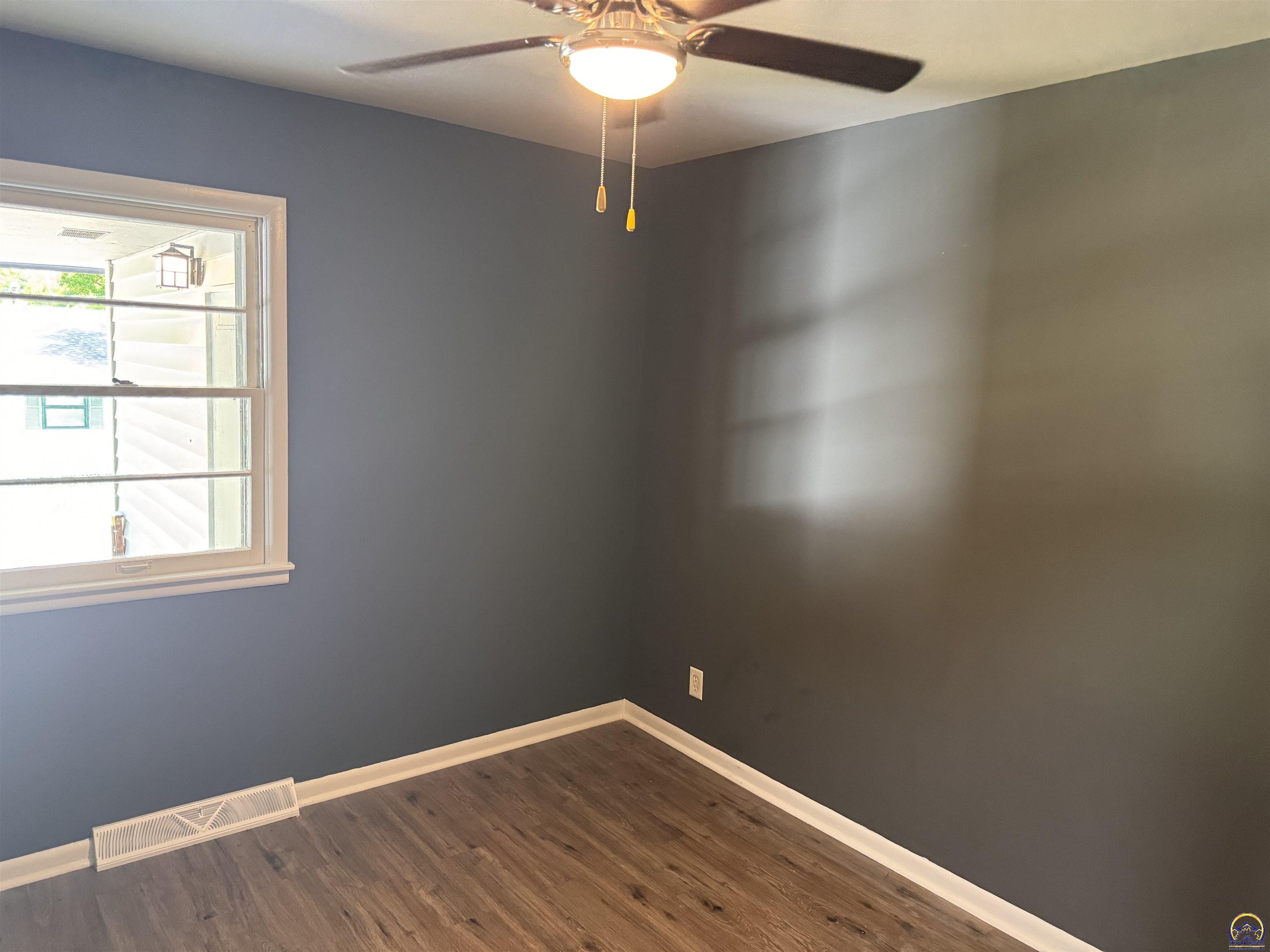 Topeka, Kansas 66605, United States, 3 Bedrooms Bedrooms, ,2 BathroomsBathrooms,Residential,Pending,56759