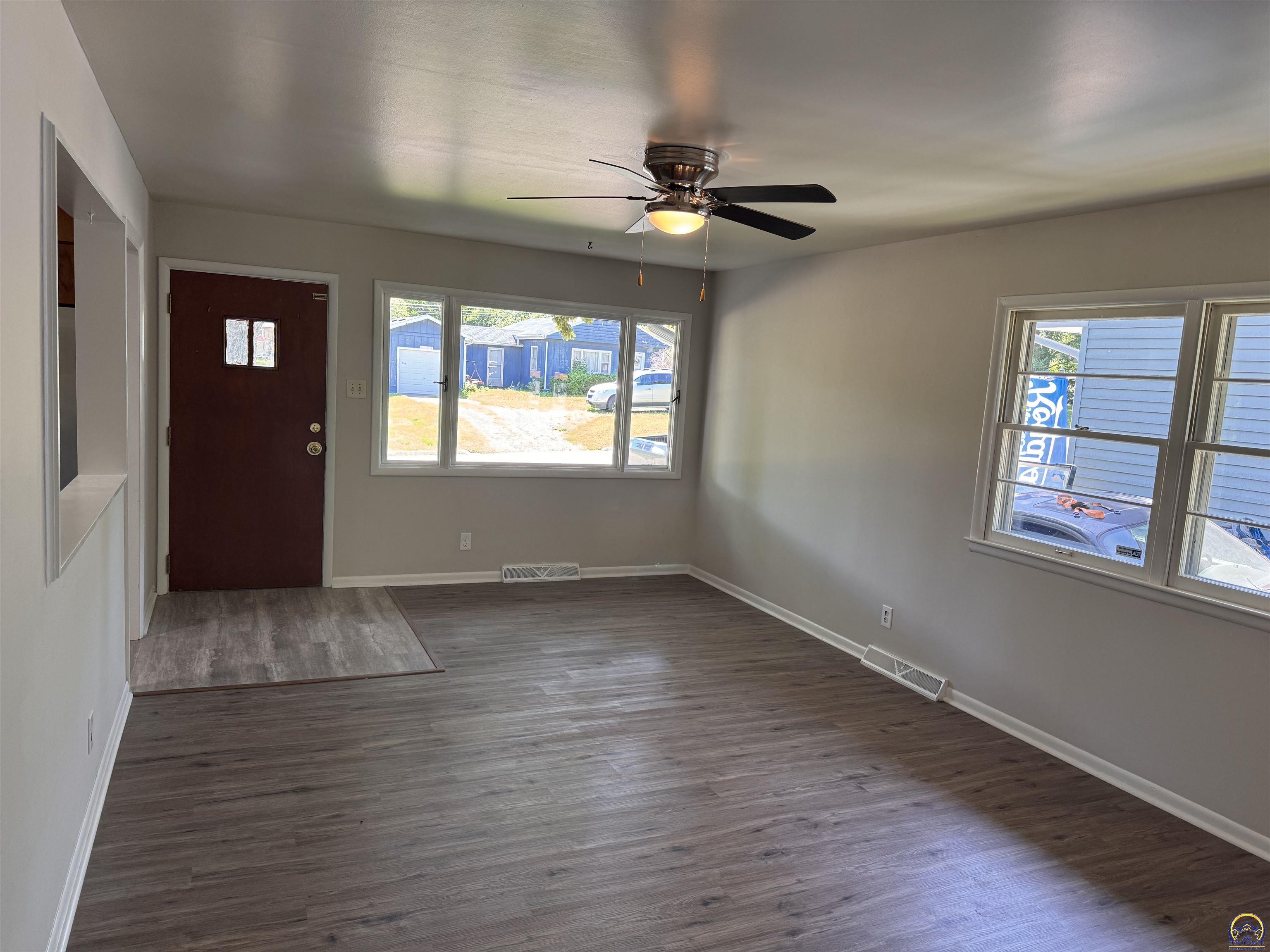 Topeka, Kansas 66605, United States, 3 Bedrooms Bedrooms, ,2 BathroomsBathrooms,Residential,Pending,56759