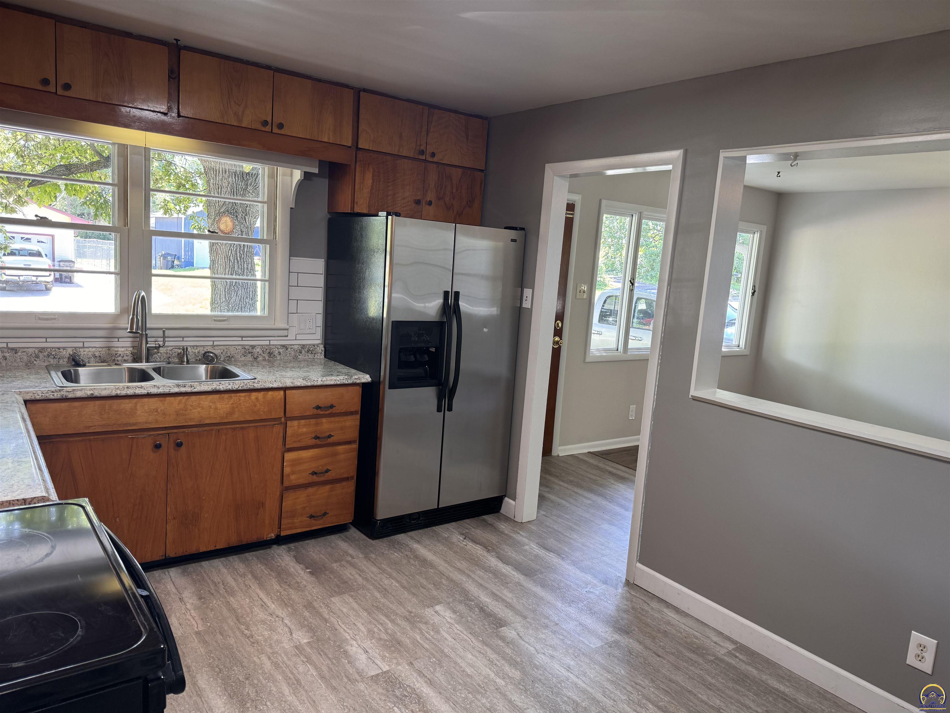 Topeka, Kansas 66605, United States, 3 Bedrooms Bedrooms, ,2 BathroomsBathrooms,Residential,Pending,56759