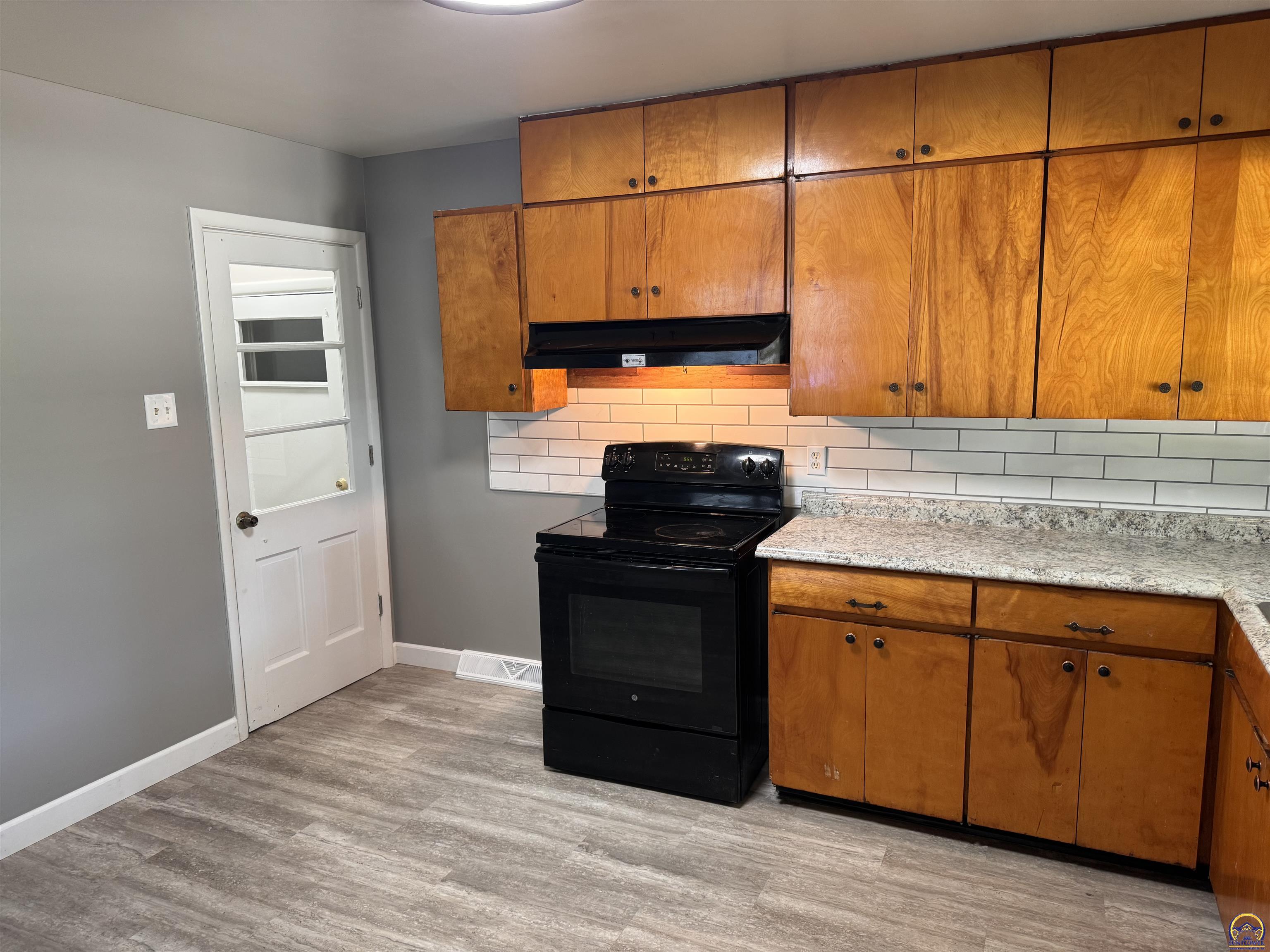 Topeka, Kansas 66605, United States, 3 Bedrooms Bedrooms, ,2 BathroomsBathrooms,Residential,Pending,56759