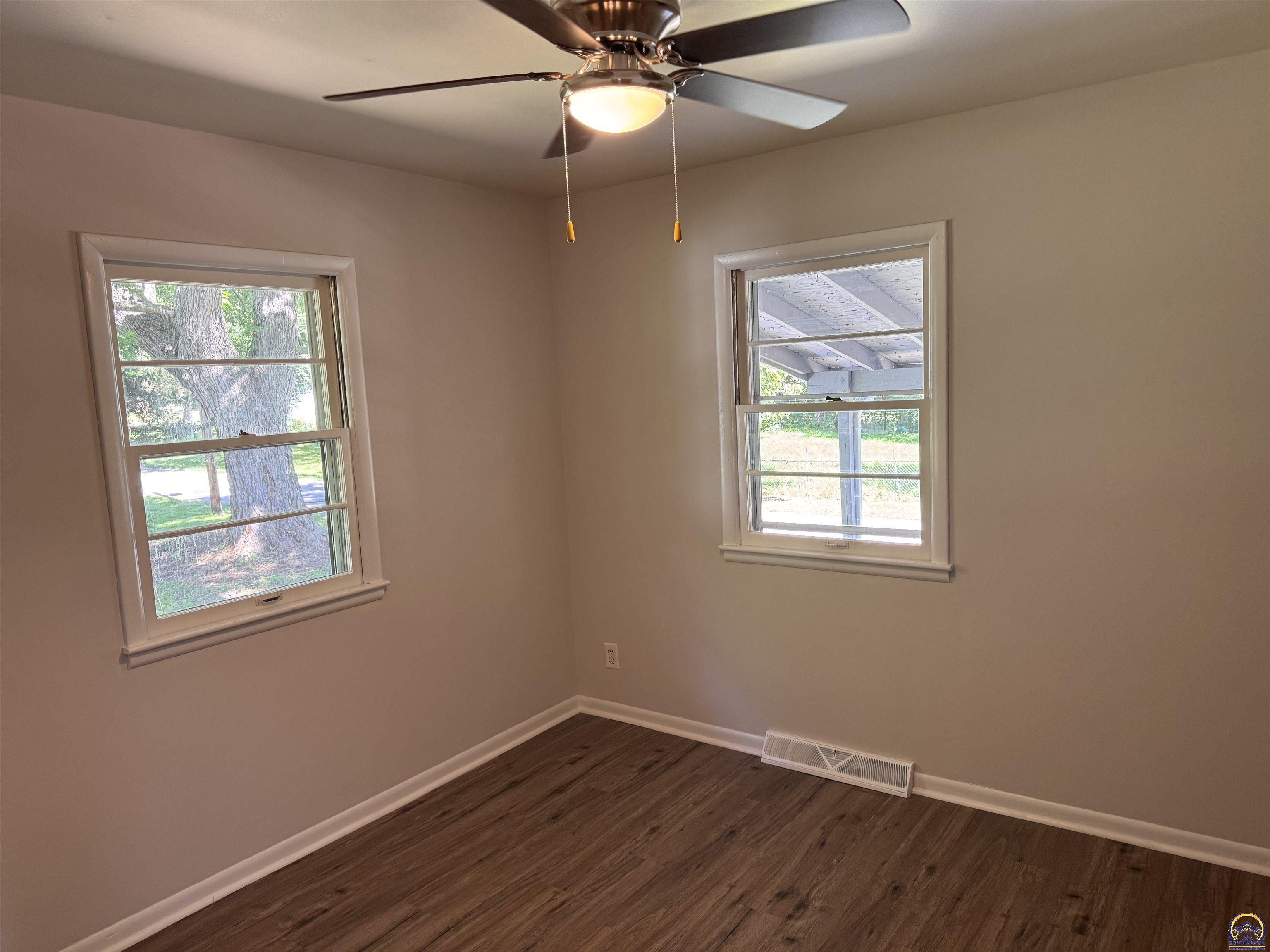 Topeka, Kansas 66605, United States, 3 Bedrooms Bedrooms, ,2 BathroomsBathrooms,Residential,Pending,56759