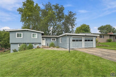 Photo of 1816 SW 27th St, Topeka, KS 66611 (MLS # 246812)