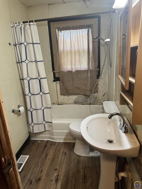 Tiny photo for 2201 NW Clay St, Topeka, KS 66608 (MLS # 246033)