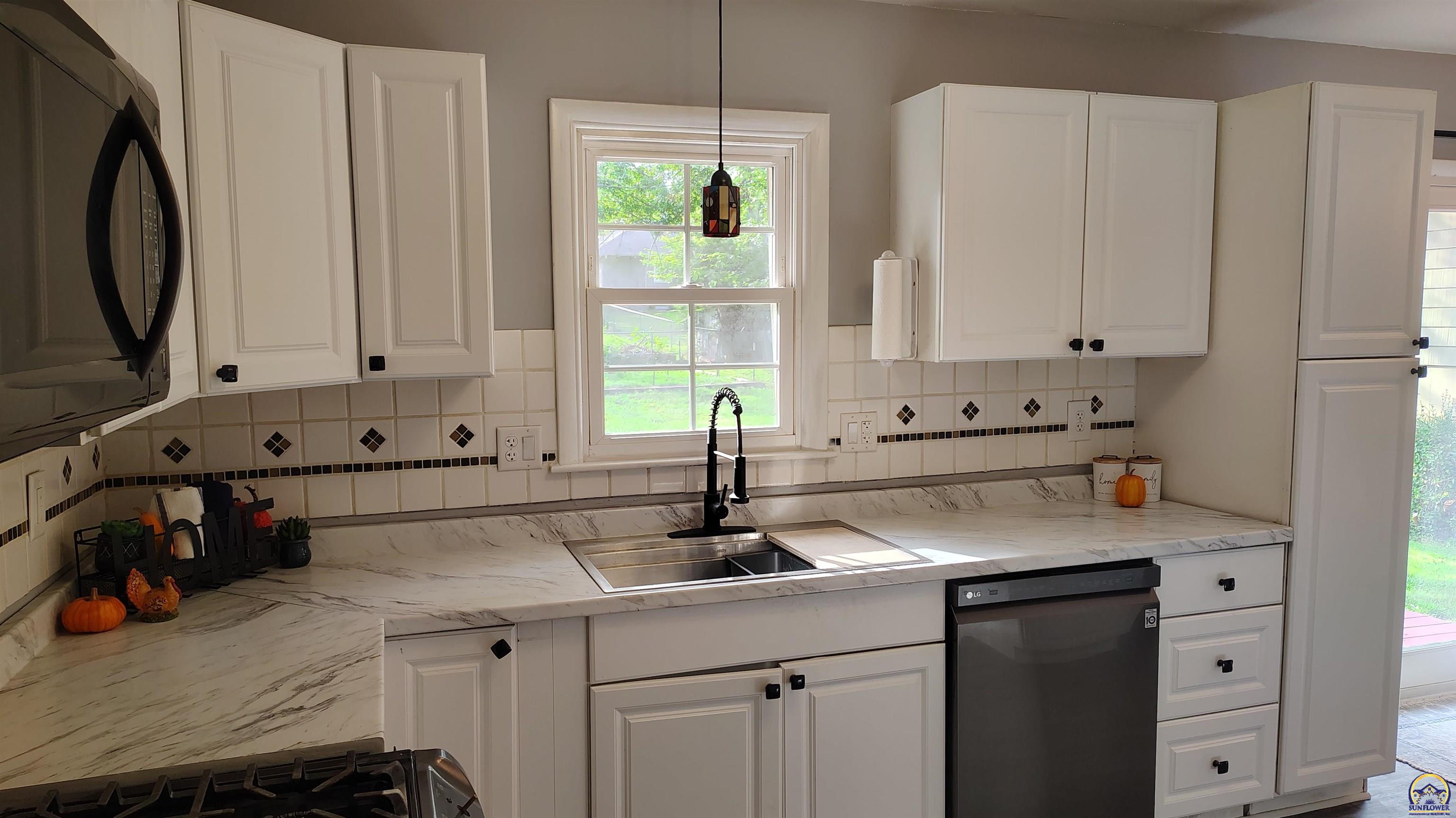 Topeka, Kansas 66614, United States, 3 Bedrooms Bedrooms, ,2 BathroomsBathrooms,Residential,Pending,208689