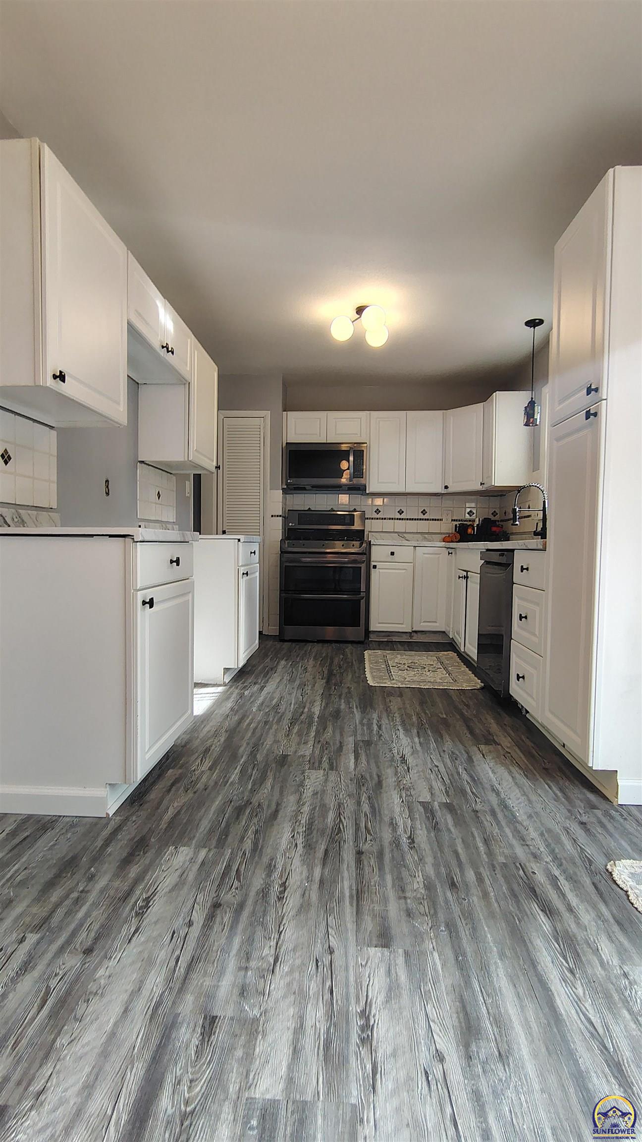 Topeka, Kansas 66614, United States, 3 Bedrooms Bedrooms, ,2 BathroomsBathrooms,Residential,Pending,208689