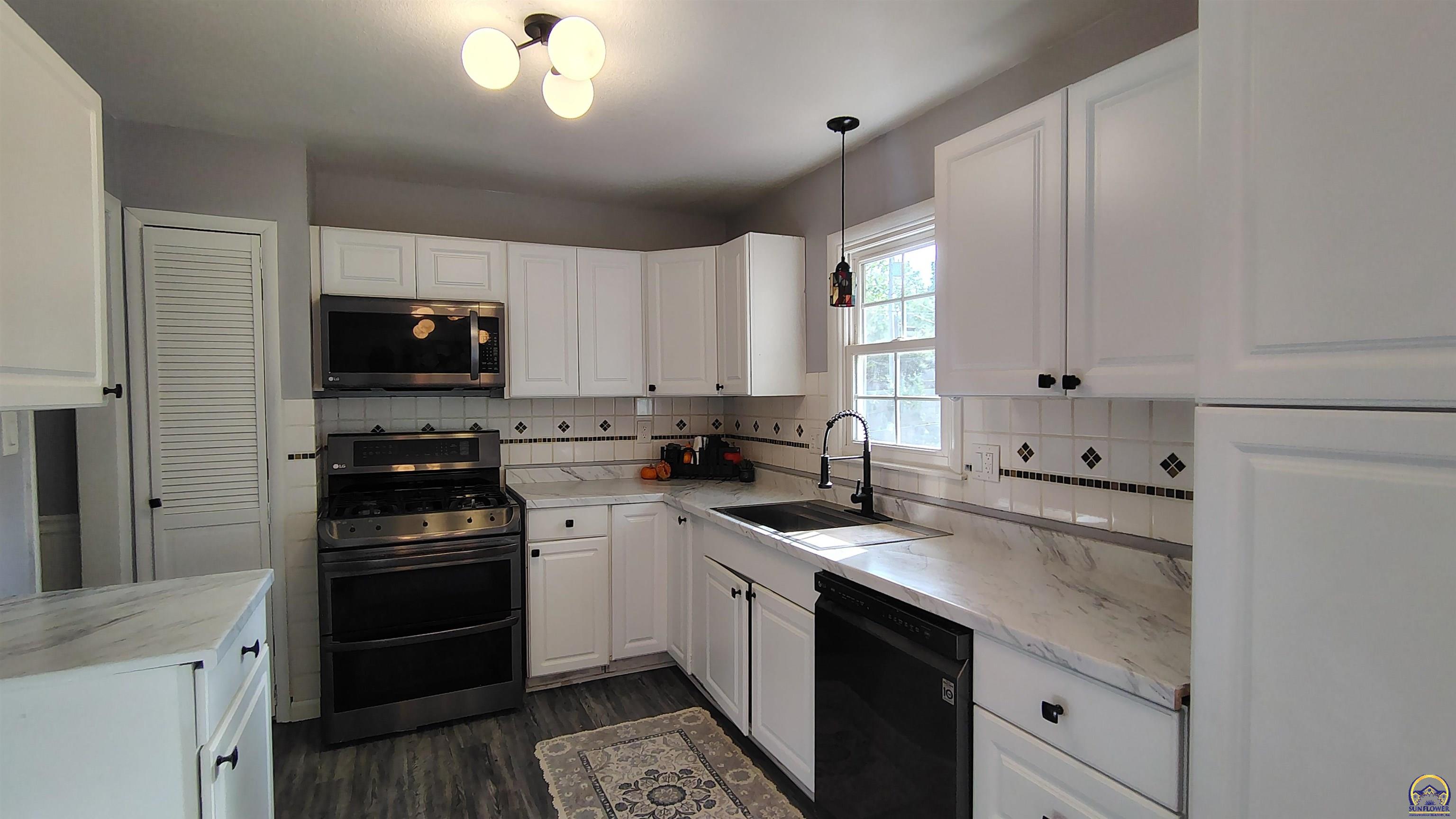 Topeka, Kansas 66614, United States, 3 Bedrooms Bedrooms, ,2 BathroomsBathrooms,Residential,Pending,208689