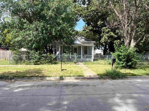 Photo of 509 Sylvan St, Emporia, KS 66801 (MLS # 246127)