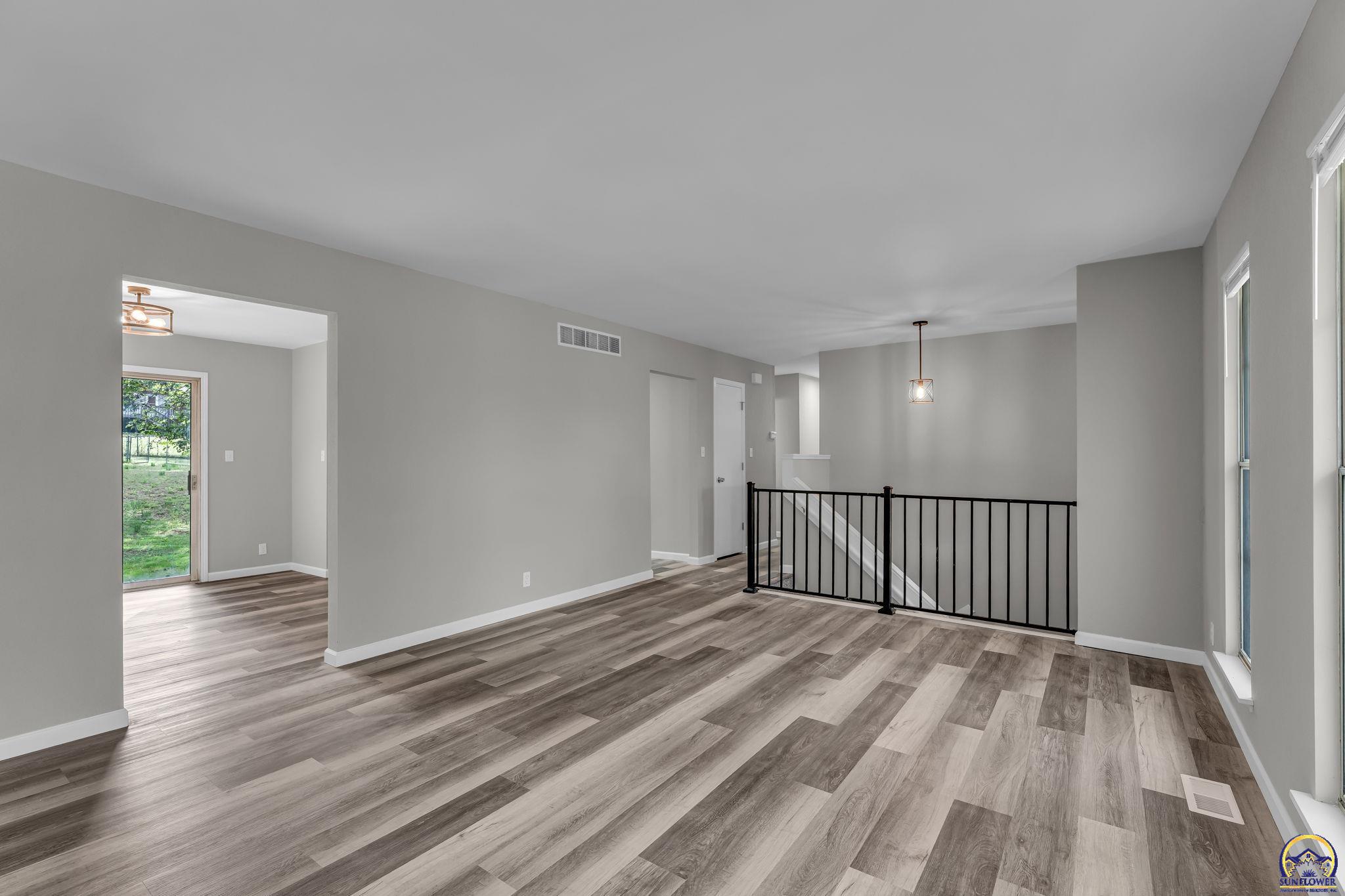 Topeka, Kansas 66605, United States, 3 Bedrooms Bedrooms, ,3 BathroomsBathrooms,Residential,Active,219692