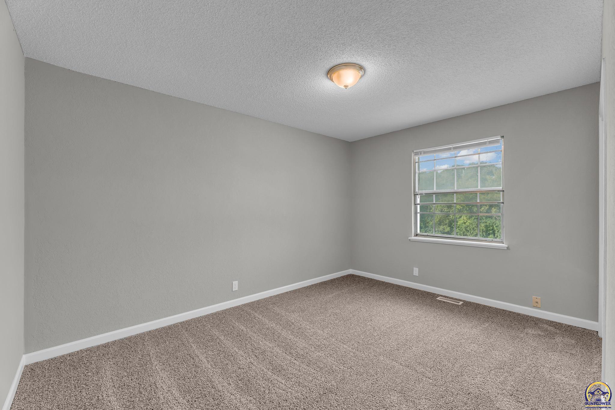 Topeka, Kansas 66605, United States, 3 Bedrooms Bedrooms, ,3 BathroomsBathrooms,Residential,Active,219692