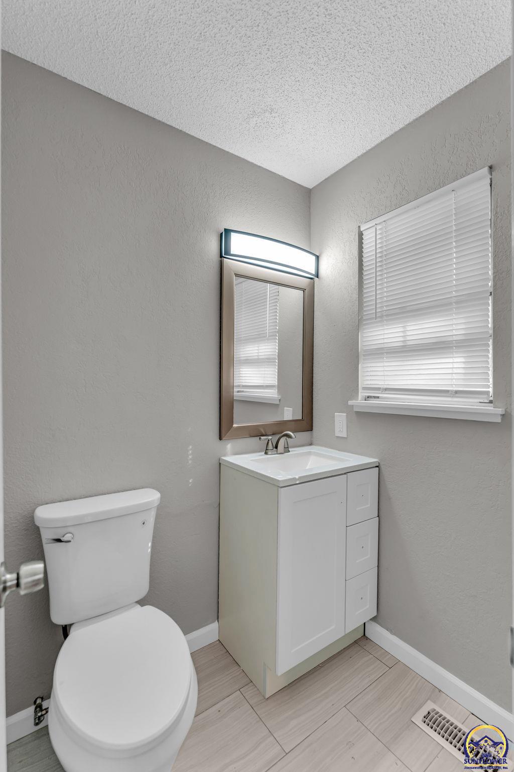 Topeka, Kansas 66605, United States, 3 Bedrooms Bedrooms, ,3 BathroomsBathrooms,Residential,Active,219692