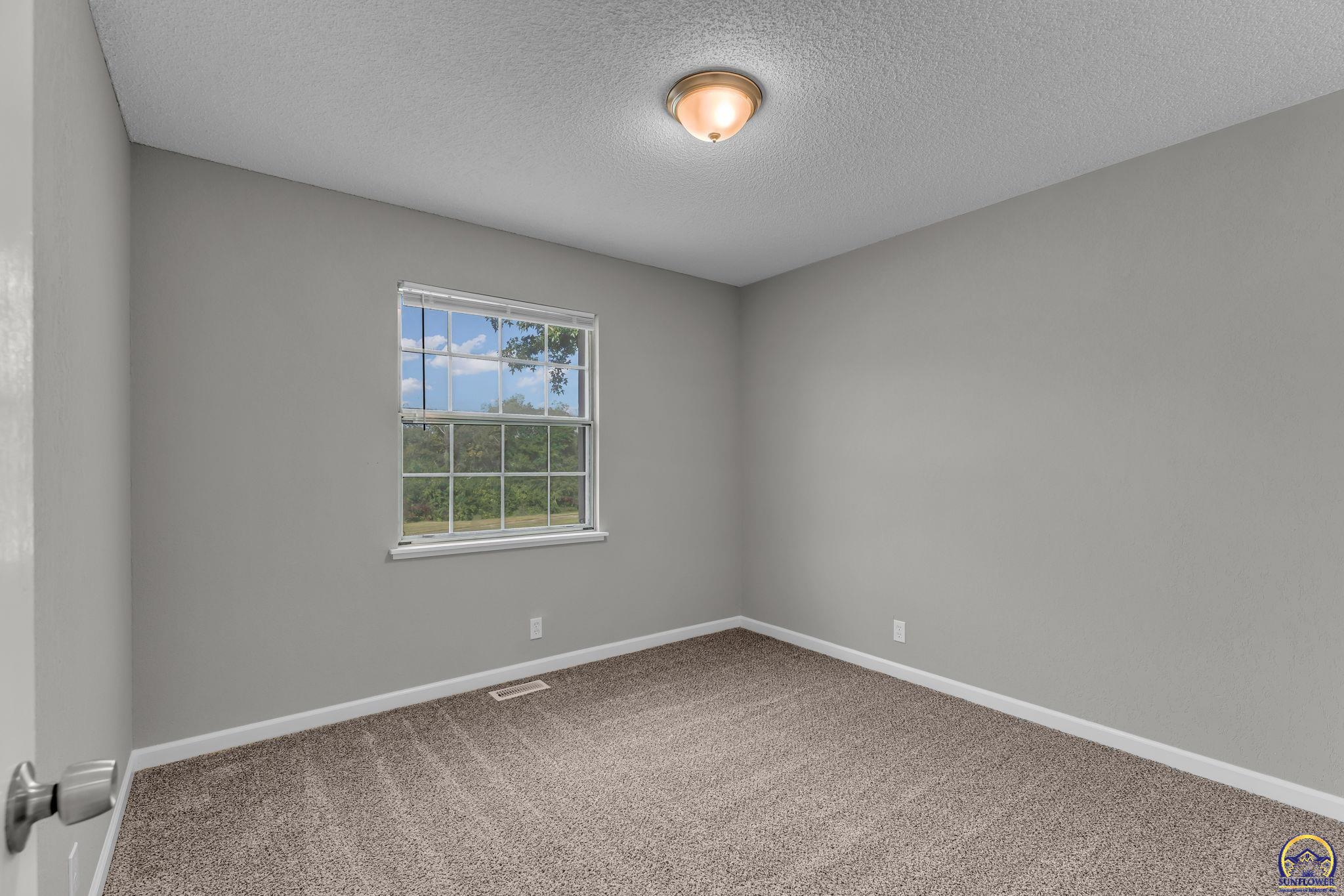 Topeka, Kansas 66605, United States, 3 Bedrooms Bedrooms, ,3 BathroomsBathrooms,Residential,Active,219692