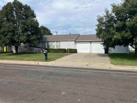 Photo of 1600 SW 72nd Pl, Topeka, KS 66619 (MLS # 247115)