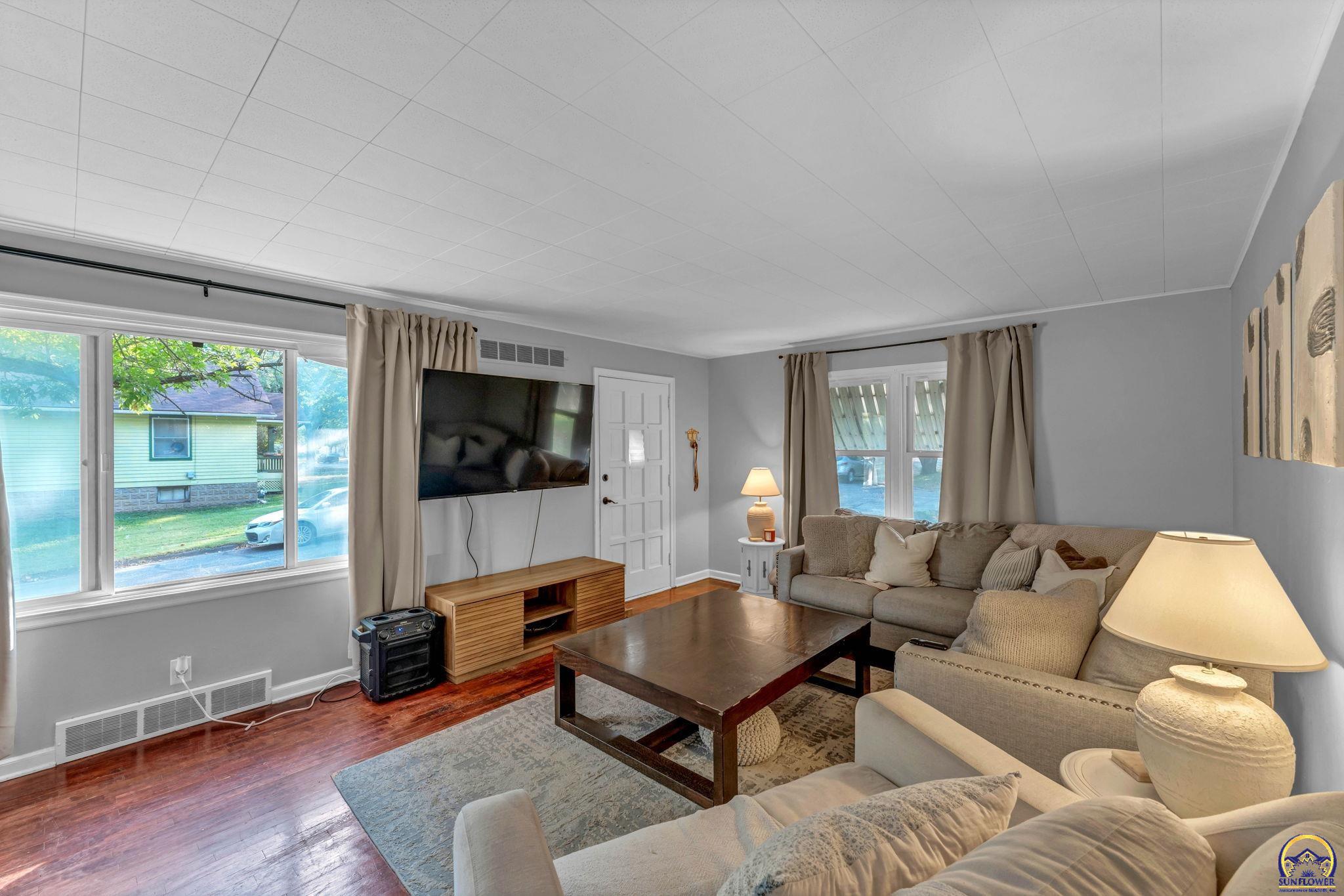 Topeka, Kansas 66611, United States, 3 Bedrooms Bedrooms, ,2 BathroomsBathrooms,Residential,Pending,39161