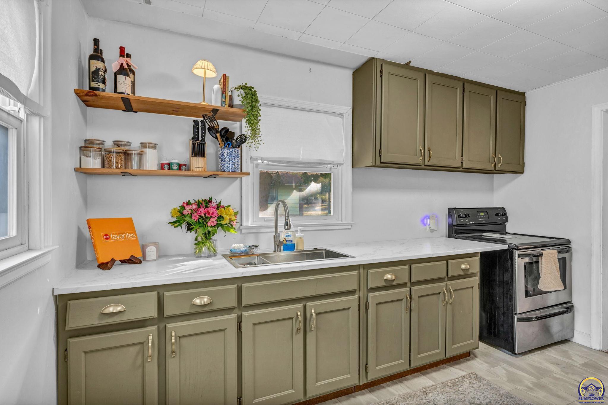 Topeka, Kansas 66611, United States, 3 Bedrooms Bedrooms, ,2 BathroomsBathrooms,Residential,Pending,39161