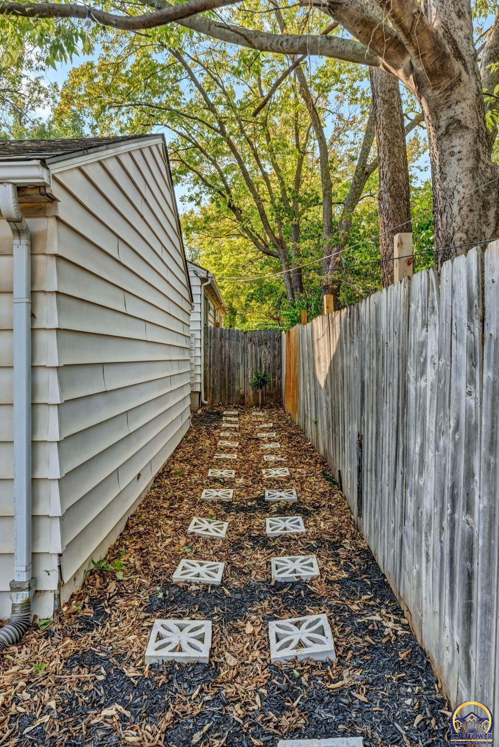 Topeka, Kansas 66611, United States, 3 Bedrooms Bedrooms, ,2 BathroomsBathrooms,Residential,Pending,39161