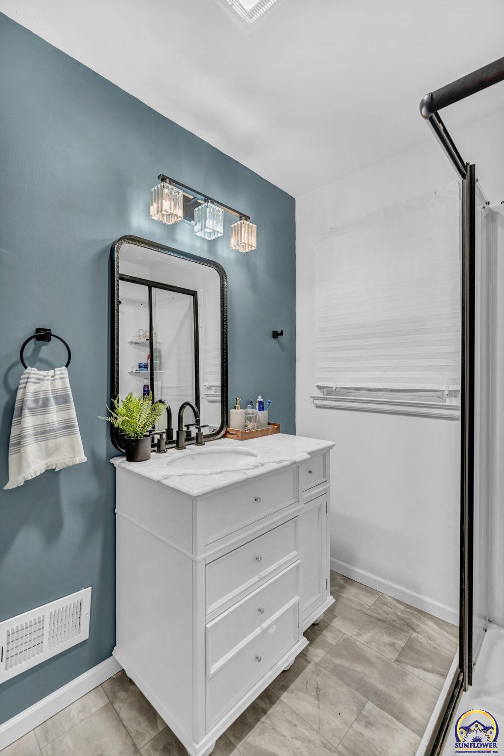 Topeka, Kansas 66611, United States, 3 Bedrooms Bedrooms, ,2 BathroomsBathrooms,Residential,Pending,39161