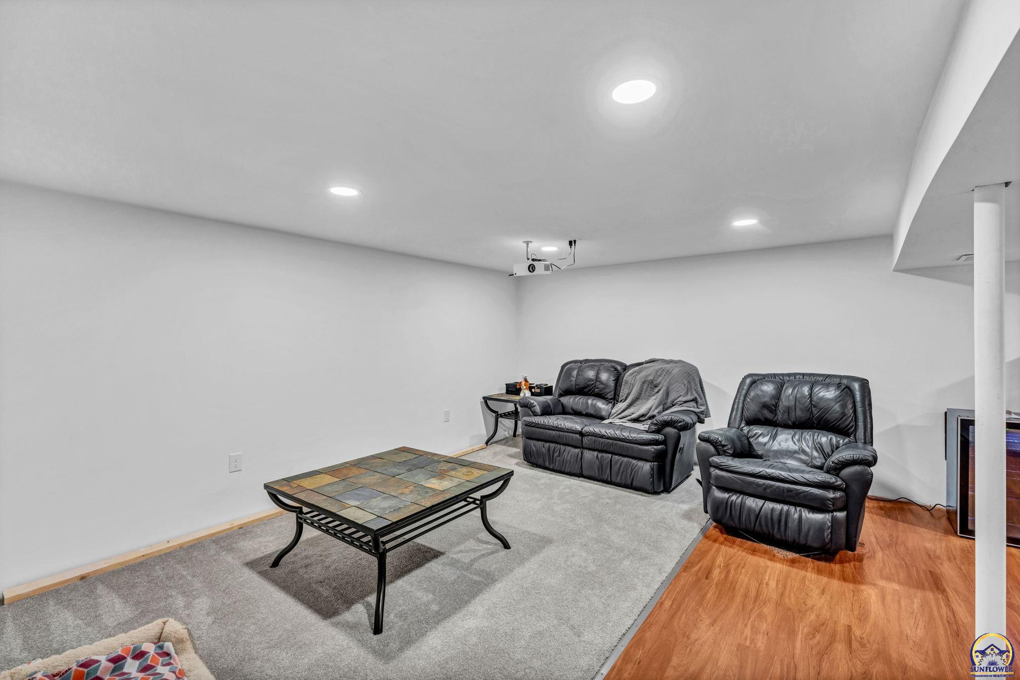 Topeka, Kansas 66611, United States, 3 Bedrooms Bedrooms, ,2 BathroomsBathrooms,Residential,Pending,39161