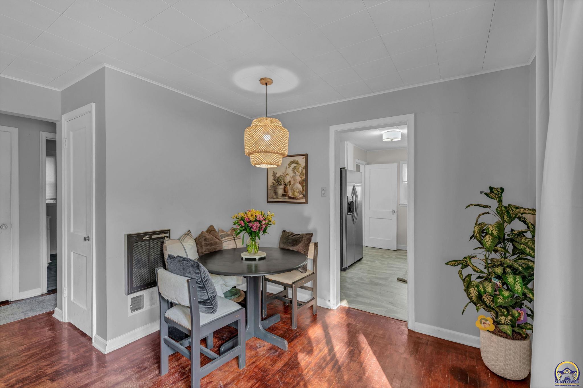 Topeka, Kansas 66611, United States, 3 Bedrooms Bedrooms, ,2 BathroomsBathrooms,Residential,Pending,39161