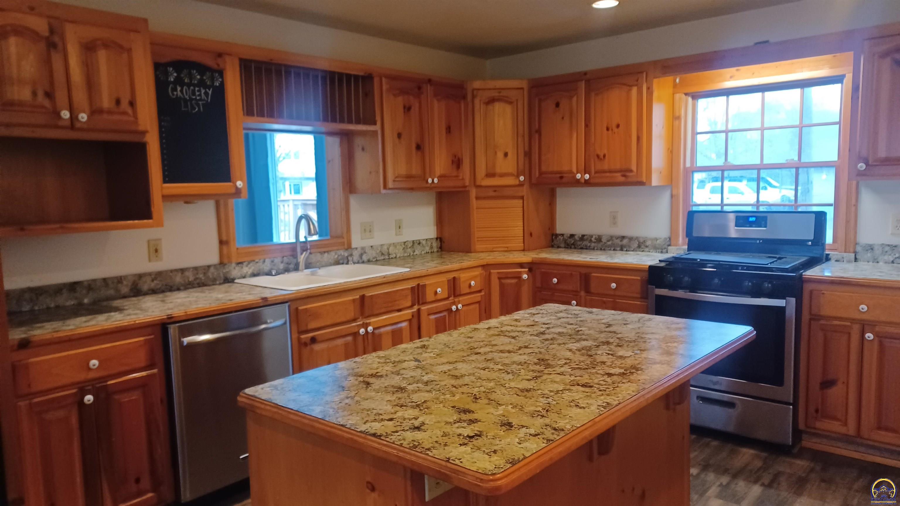 Topeka, Kansas 66608, United States, 2 Bedrooms Bedrooms, ,1 BathroomBathrooms,Residential,Pending,62795