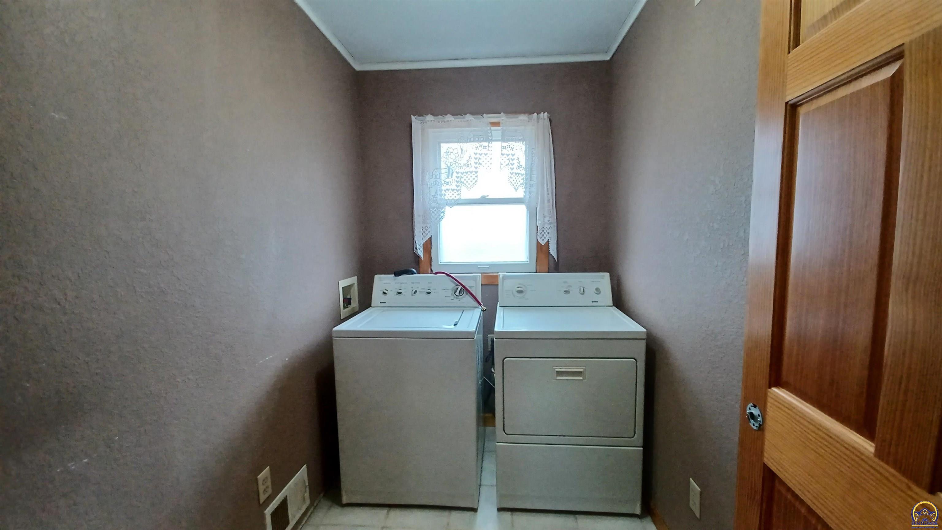 Topeka, Kansas 66608, United States, 2 Bedrooms Bedrooms, ,1 BathroomBathrooms,Residential,Pending,62795