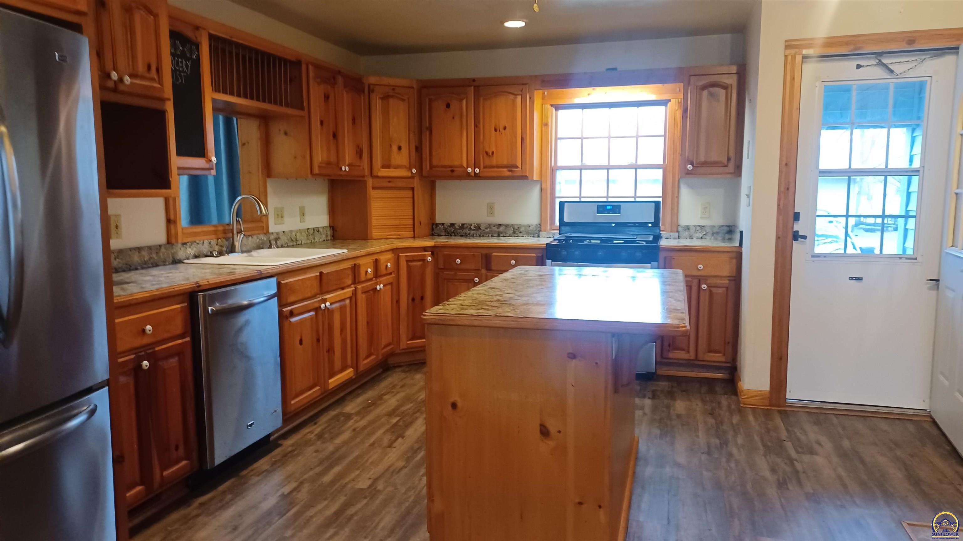 Topeka, Kansas 66608, United States, 2 Bedrooms Bedrooms, ,1 BathroomBathrooms,Residential,Pending,62795