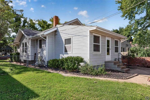 Tiny photo for 220 SW Kendall Ave, Topeka, KS 66606 (MLS # 246720)