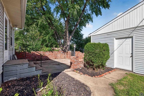 Tiny photo for 220 SW Kendall Ave, Topeka, KS 66606 (MLS # 246720)