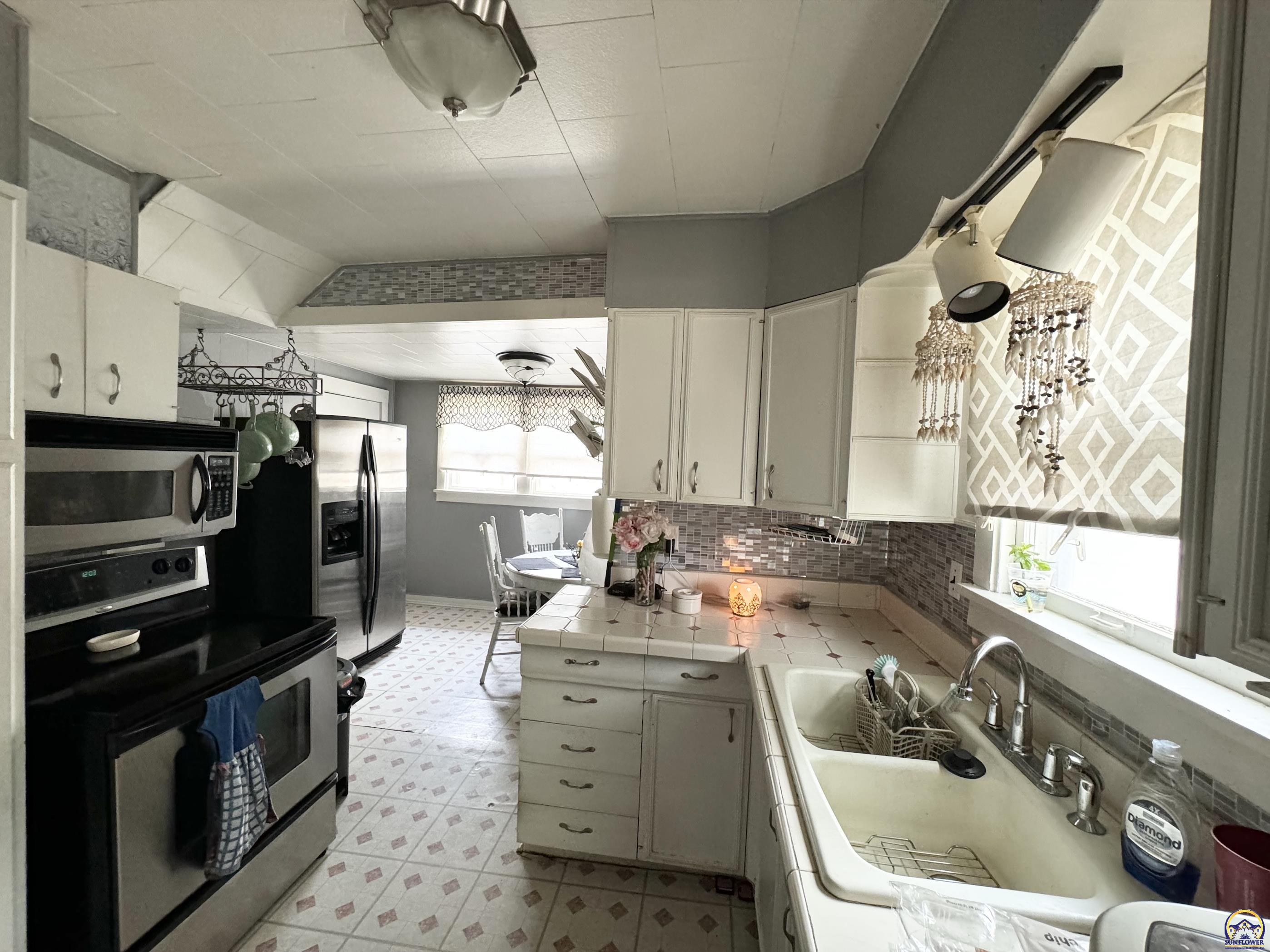 Topeka, Kansas 66607, United States, 3 Bedrooms Bedrooms, ,2 BathroomsBathrooms,Residential,Pending,50856