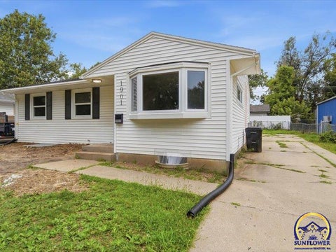 Tiny photo for 1901 SW Meadow Ln, Topeka, KS 66604 (MLS # 246074)