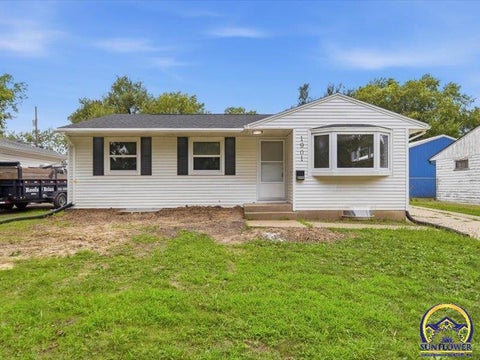 Photo of 1901 SW Meadow Ln, Topeka, KS 66604 (MLS # 246074)
