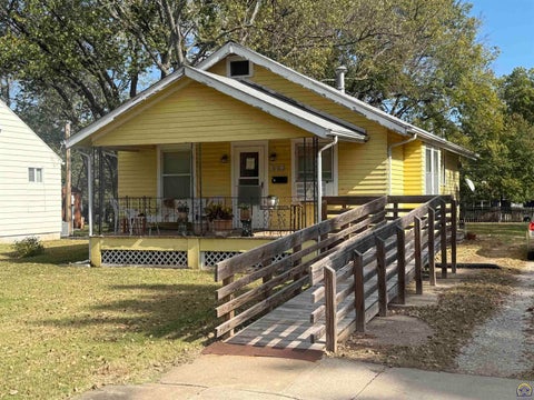 Photo of 824 E Highland Ave, Topeka, KS 66607 (MLS # 247118)
