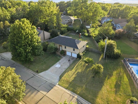 Photo of 3809 SW Nottingham Rd, Topeka, KS 66610 (MLS # 246328)