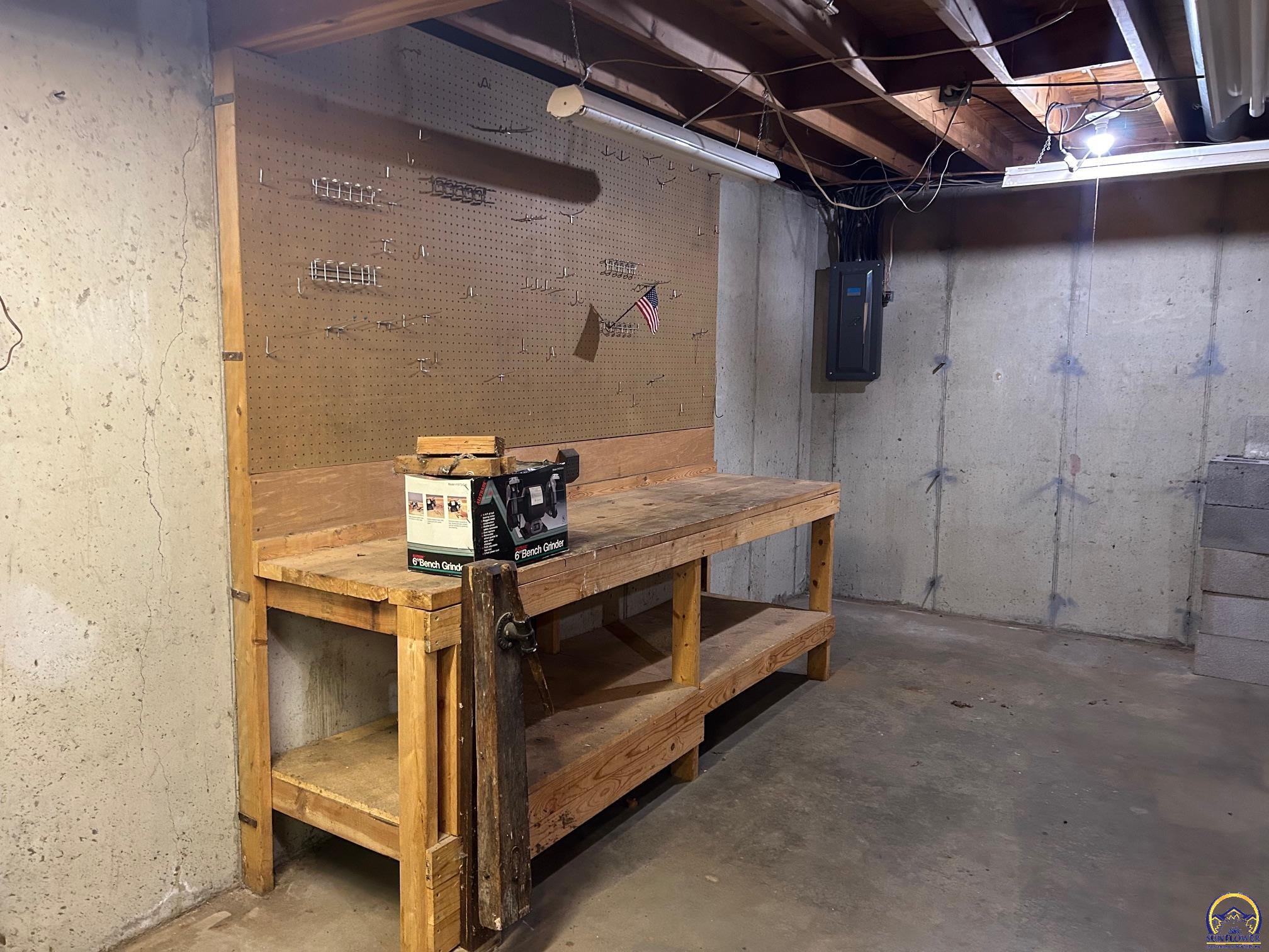 Lawrence, Kansas 66046, United States, 4 Bedrooms Bedrooms, ,2 BathroomsBathrooms,Residential,Pending,61916