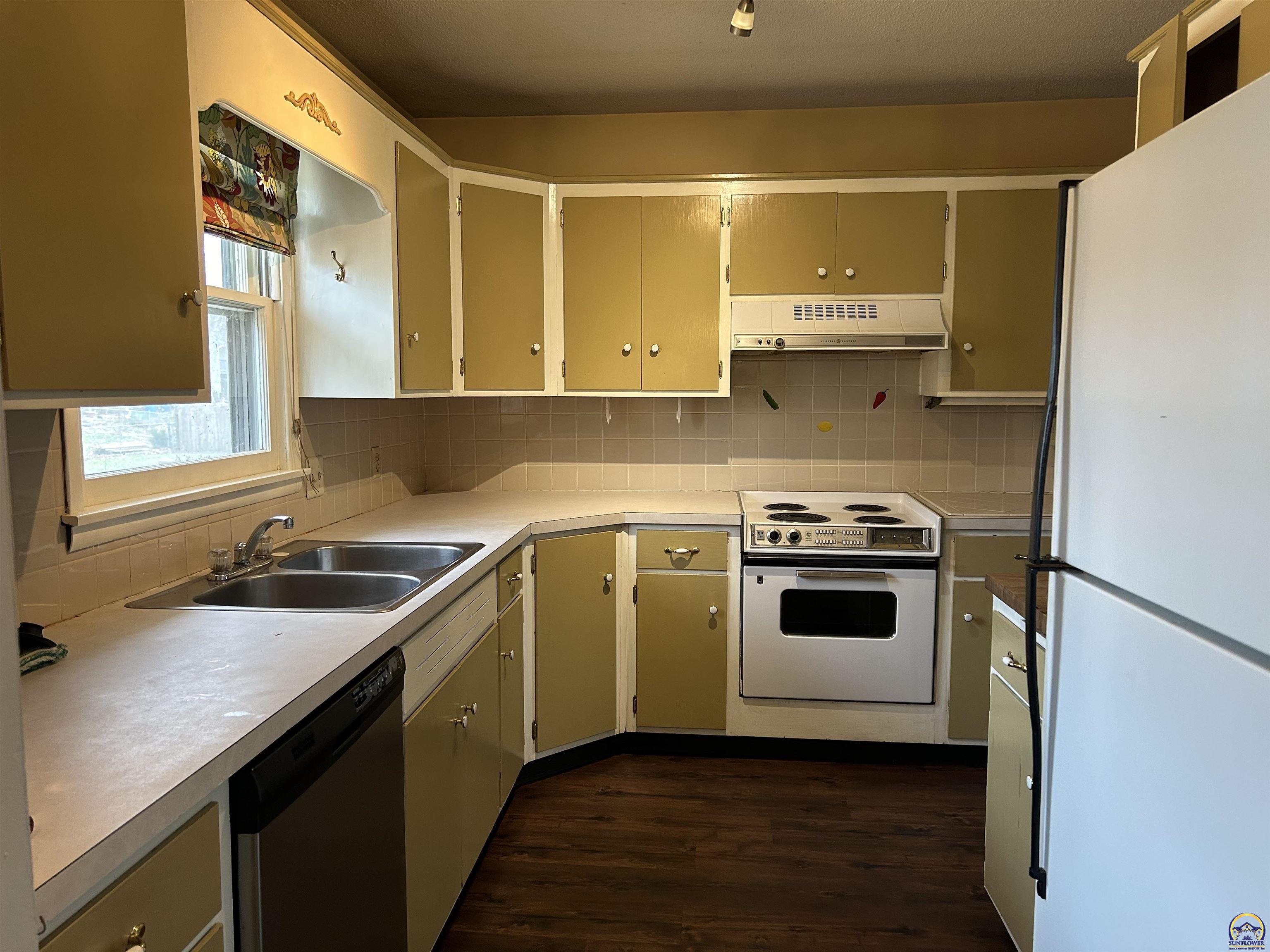 Lawrence, Kansas 66046, United States, 4 Bedrooms Bedrooms, ,2 BathroomsBathrooms,Residential,Pending,61916