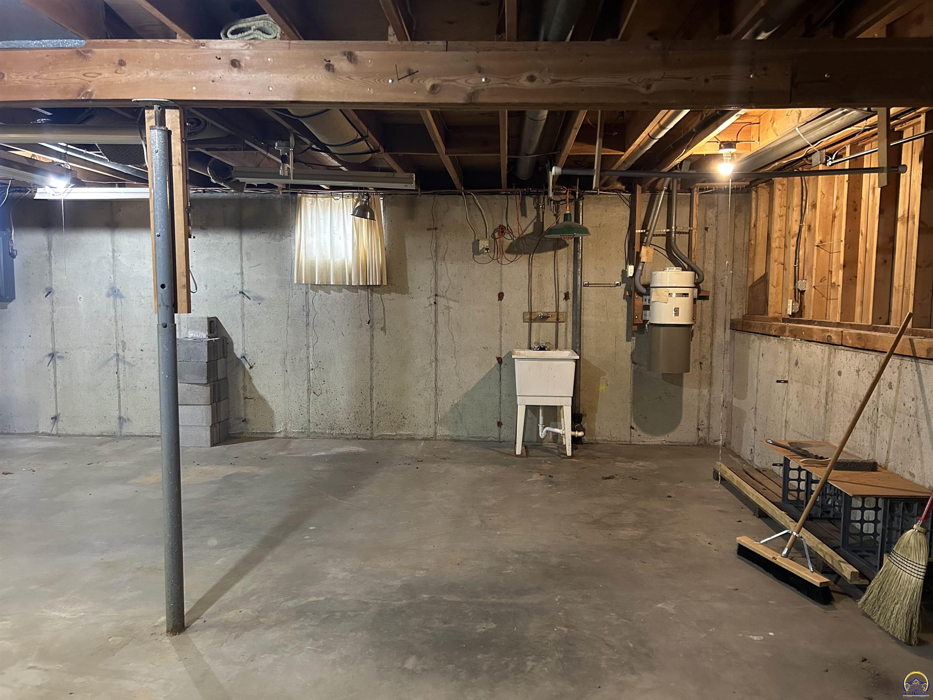 Lawrence, Kansas 66046, United States, 4 Bedrooms Bedrooms, ,2 BathroomsBathrooms,Residential,Pending,61916