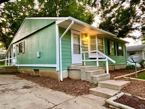 Photo of 873 SE Brookside Dr, Topeka, KS 66607 (MLS # 244920)