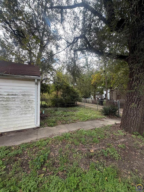 Tiny photo for 733 NE Kellam Ave, Topeka, KS 66616 (MLS # 247123)