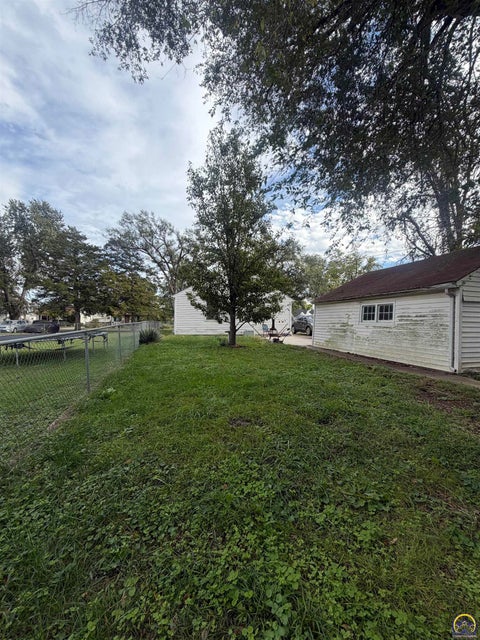 Tiny photo for 733 NE Kellam Ave, Topeka, KS 66616 (MLS # 247123)